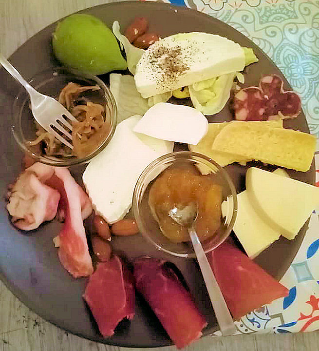 Antipasto Misto Di Salumi E Formaggi