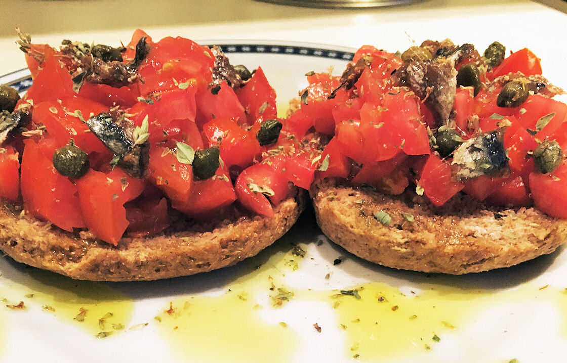 Bruschette O Freselle Con Acciughe E Pomodorini